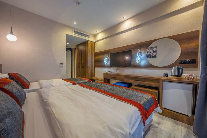 Room 5 of 16