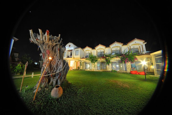 Hotel Exterior 13 of 16