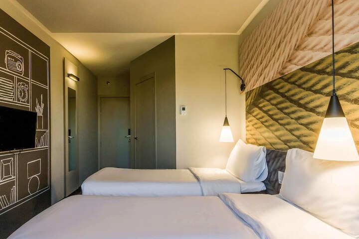 Room 10 of 33