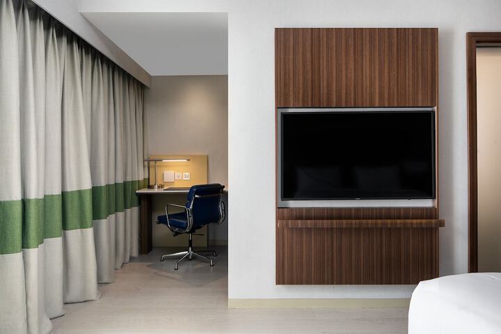 Room 5 of 66