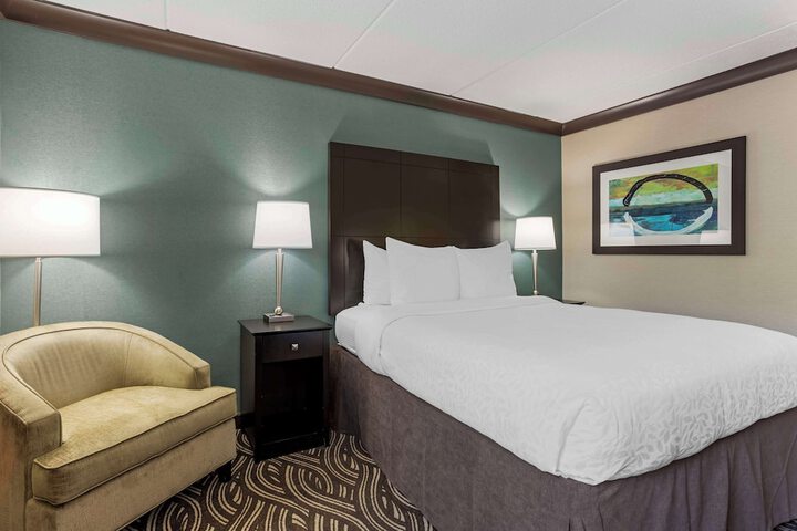1 Queen Bed (10 of 12)