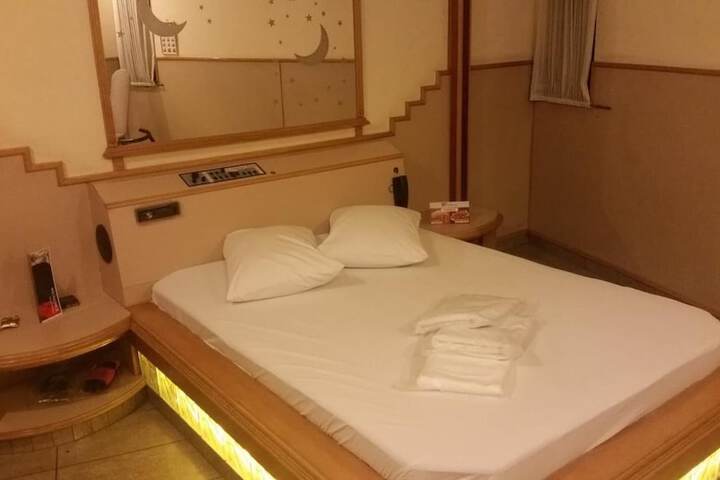 Room 16 of 28