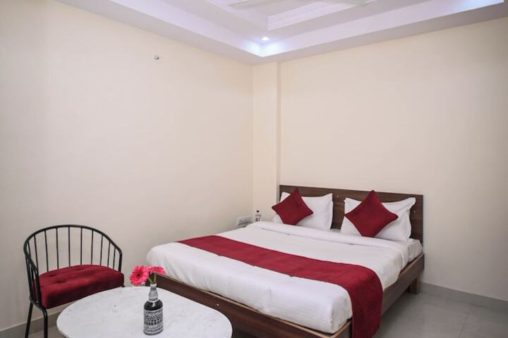 Room 4 of 8