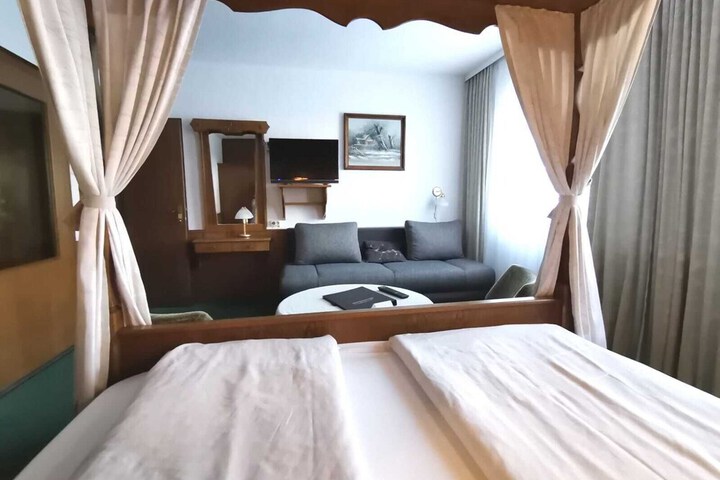 Room 3 of 96
