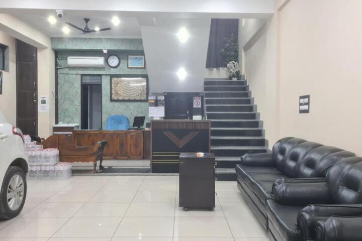 Royal Pamposh Hotel