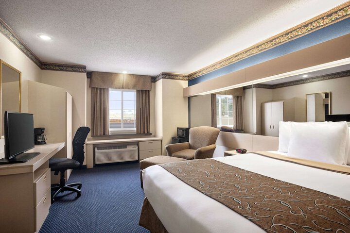 1 Queen Bed Accessible Room (3 of 19)