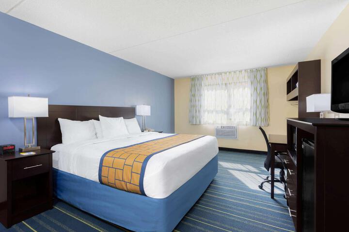 1 King Bed (5 of 8)