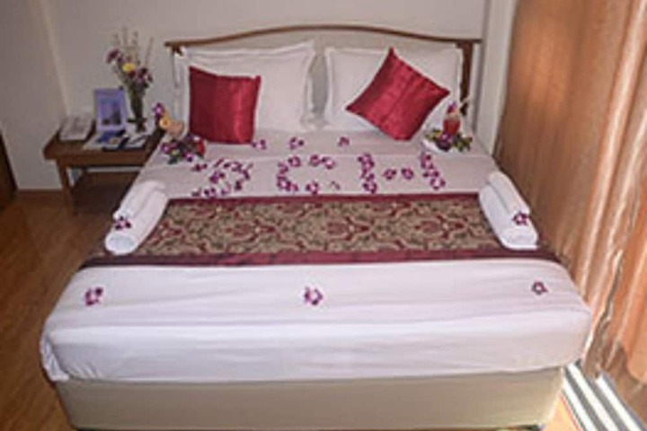 Room 10 of 32