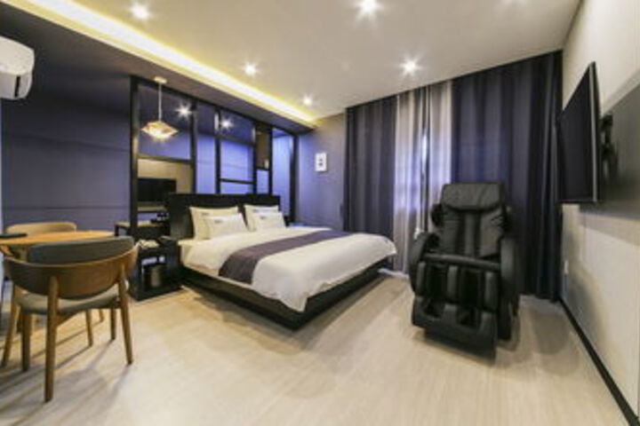 Room 21 of 28