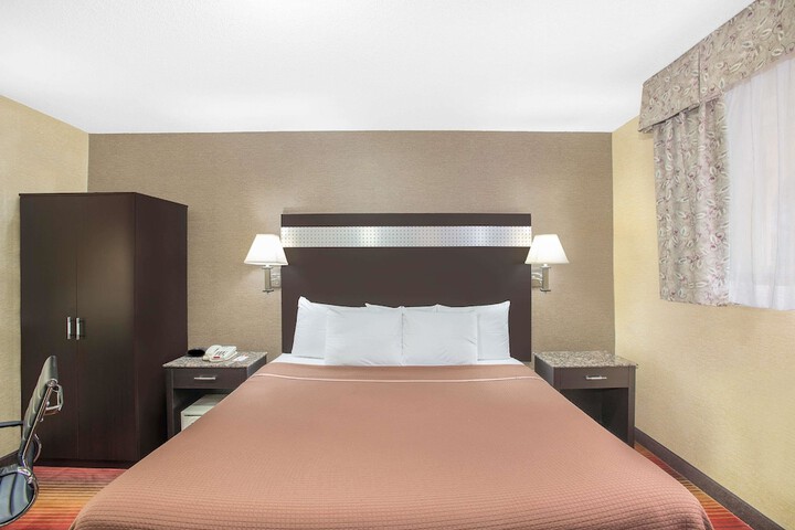 1 King Bed (4 of 7)