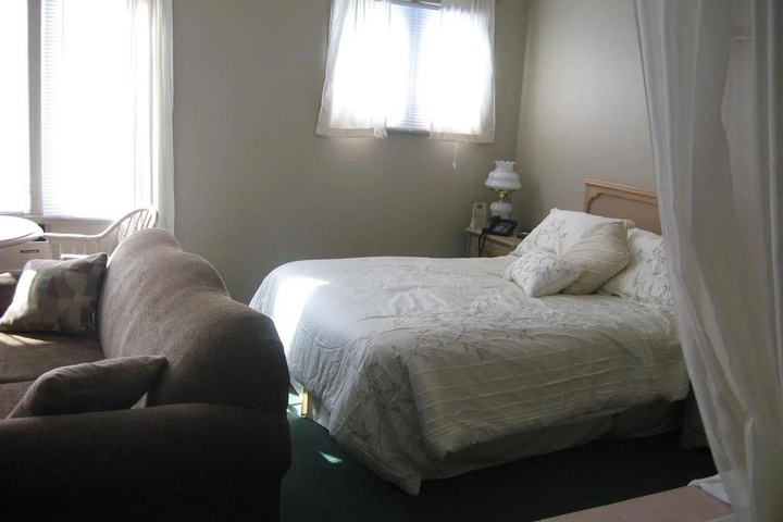Room 5 of 10