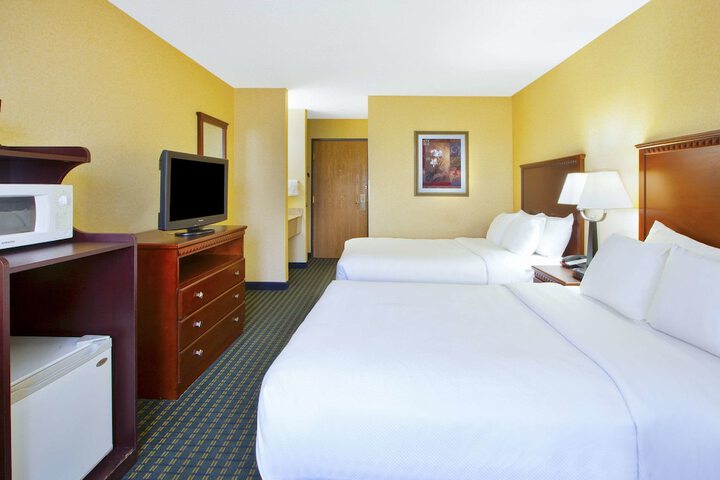 2 Double Beds (6 of 6)