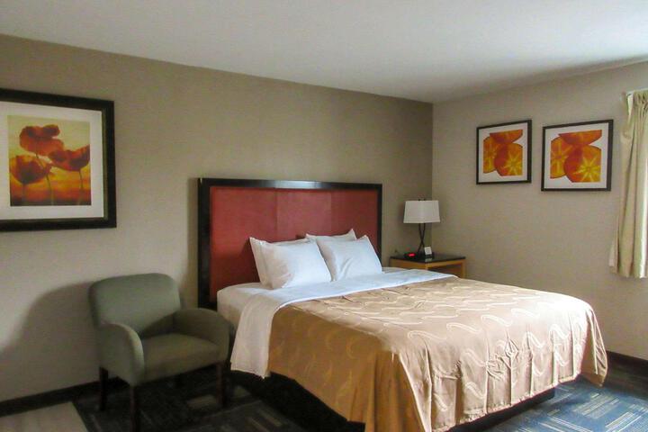 1 King Bed (10 of 15)