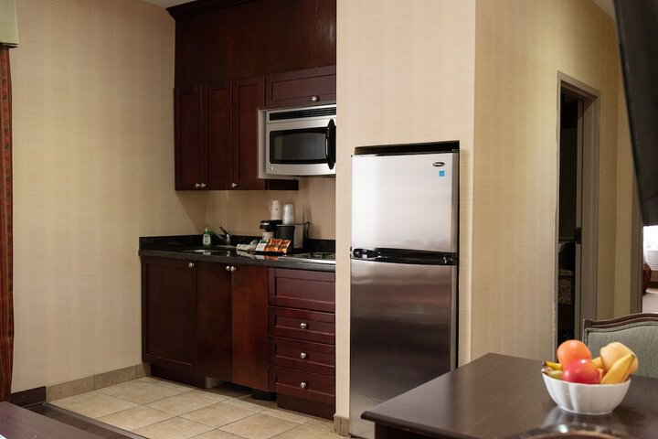 1 King Accessible Comm Assist Roll in Shower Microwave, Refrigerator WiFi Full Breakfast (11 of 25)