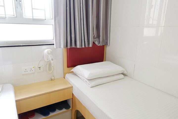 Room 12 of 34