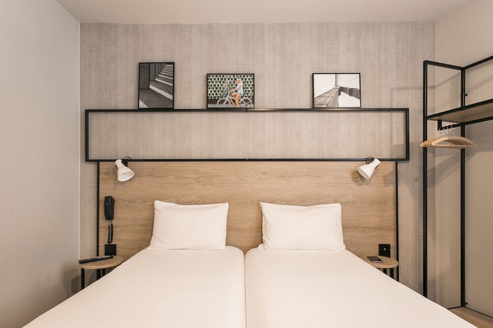 Room 28 of 134