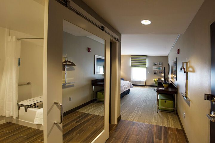 King Accessible Room with Refrigerator Non-Smoking (19 of 27)