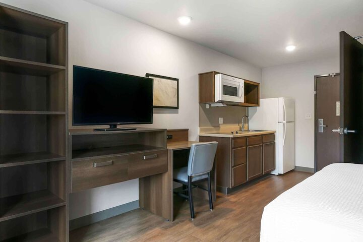 Studio Queen Bed (3 of 13)