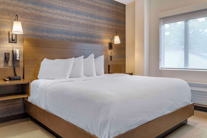 1 King Bed (7 of 17)