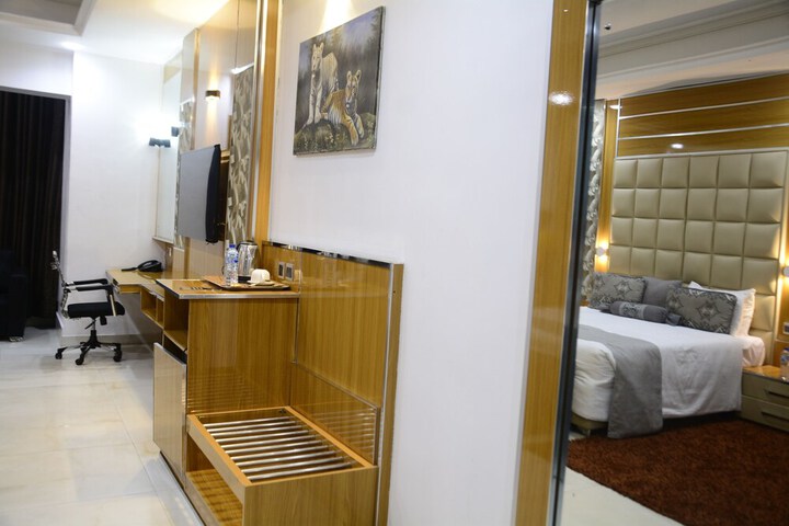 Room 13 of 71