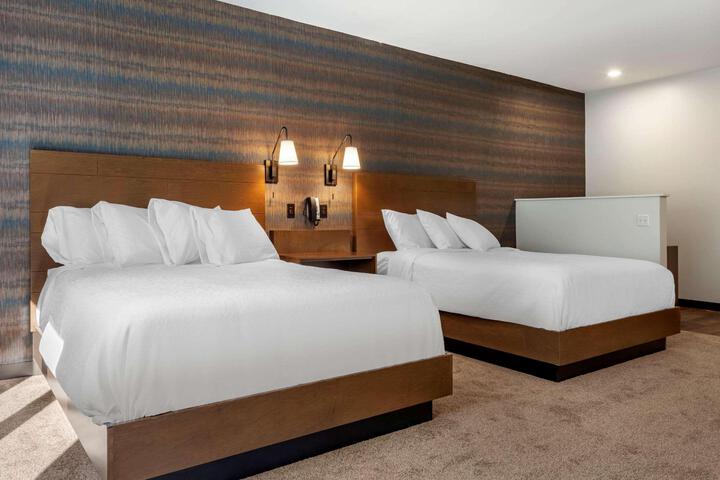 2 Queen Beds (4 of 12)