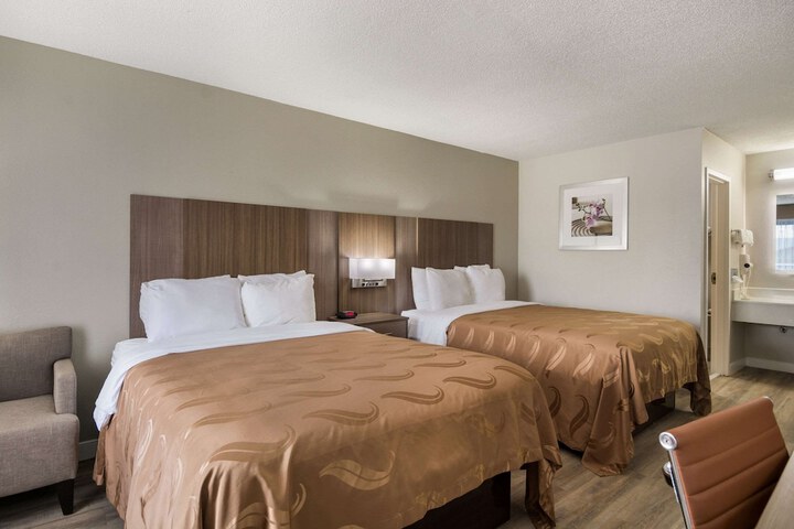 2 Queen Beds (7 of 8)