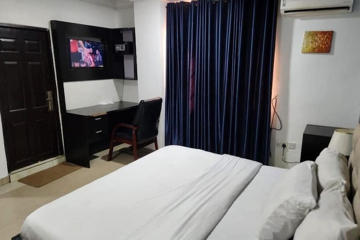 Room 4 of 24