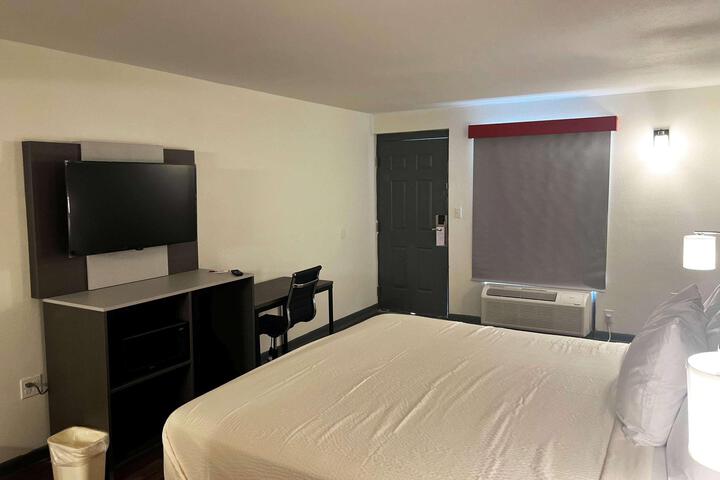 1 King Bed (3 of 6)