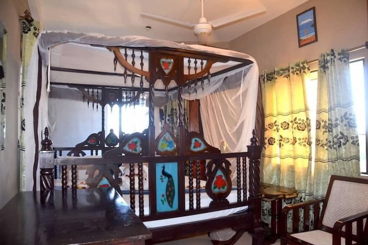 Room 10 of 33