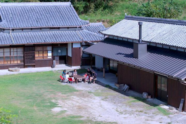 草地家 猫と図書館のある宿