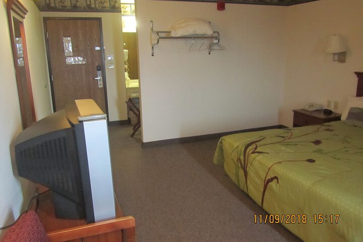 Classic Single King Bed (3 of 9)