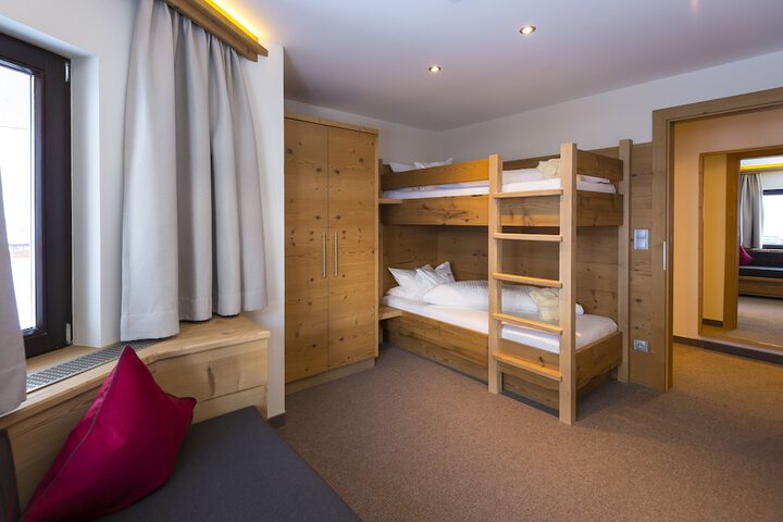 Room 11 of 37