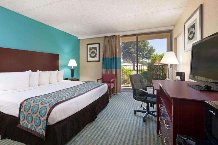 1 King Bed (2 of 4)