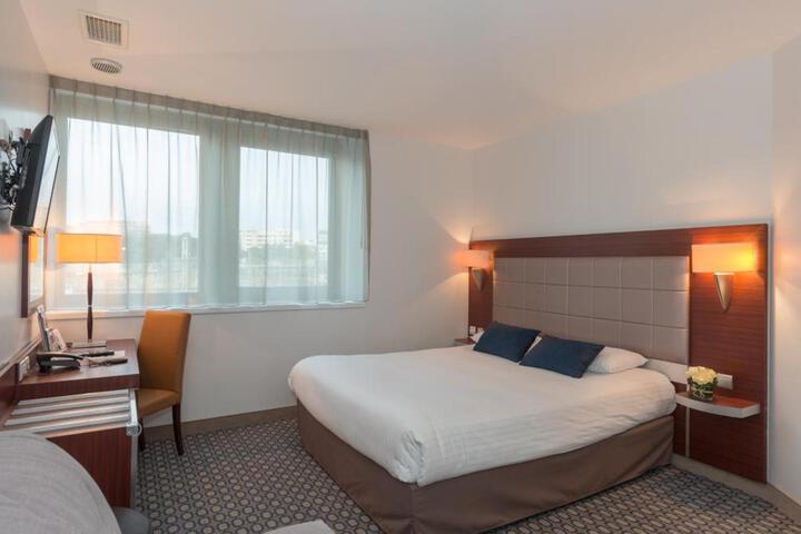 Room 30 of 136