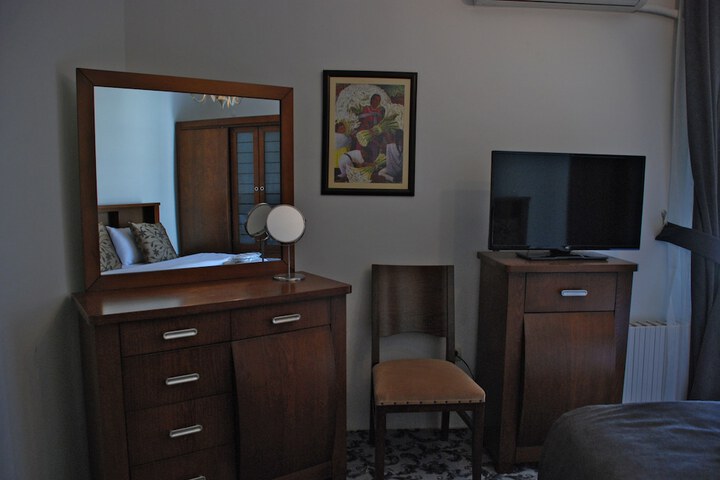Room 7 of 90