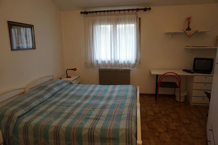Room 2 of 10