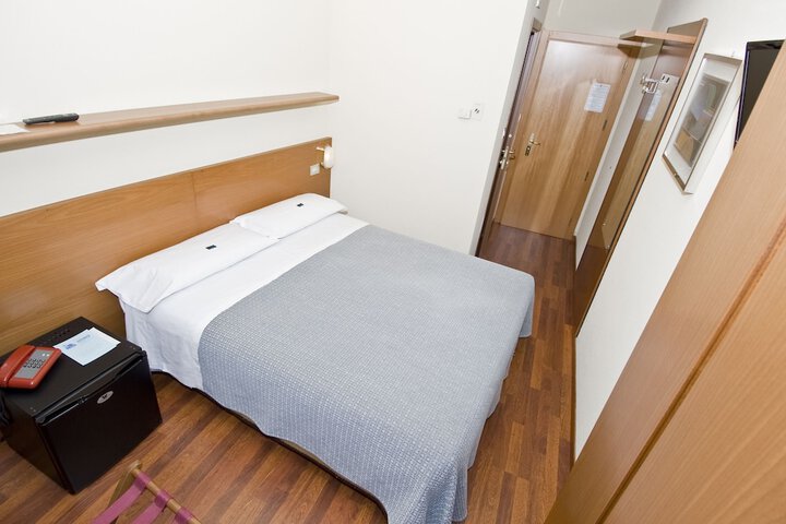 Room 6 of 18