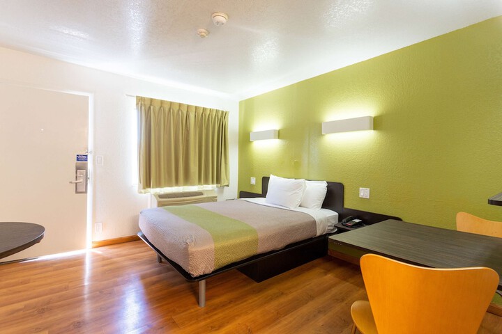 1 Queen Bed (5 of 10)