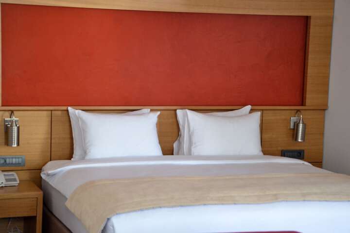 Room 11 of 76