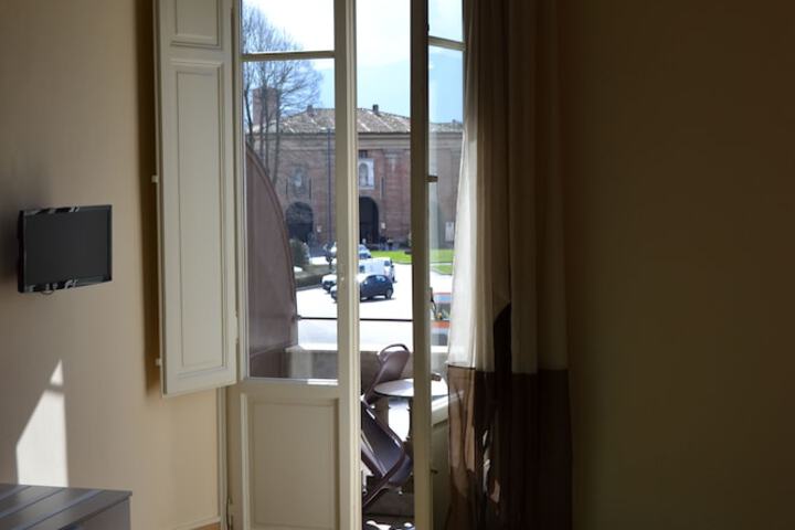 Room 8 of 18