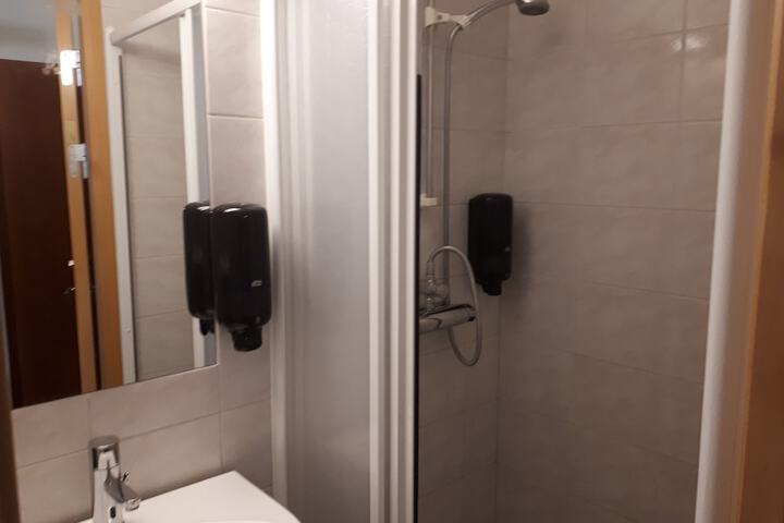Room 8 of 28
