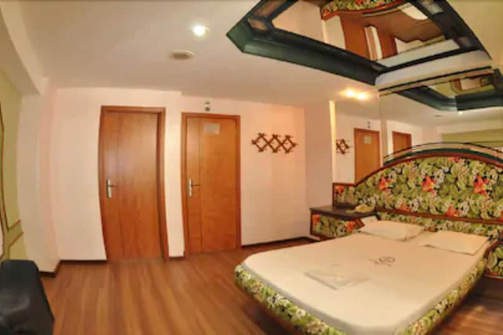Room 9 of 34