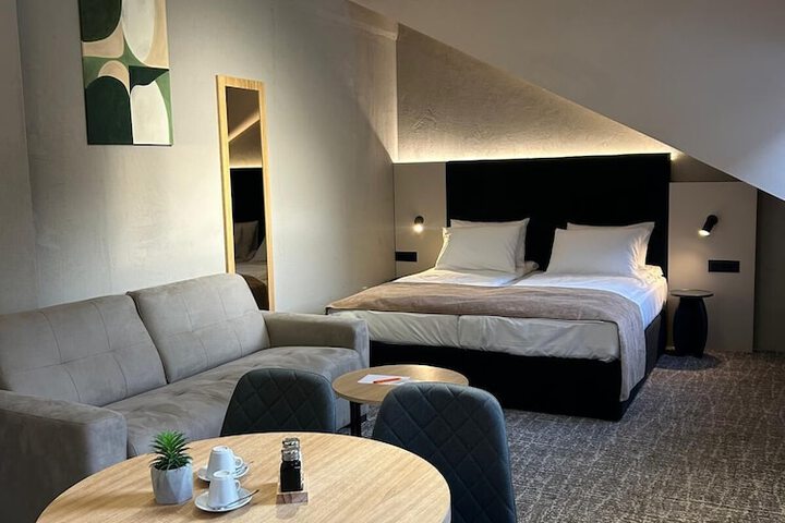 Room 50 of 80
