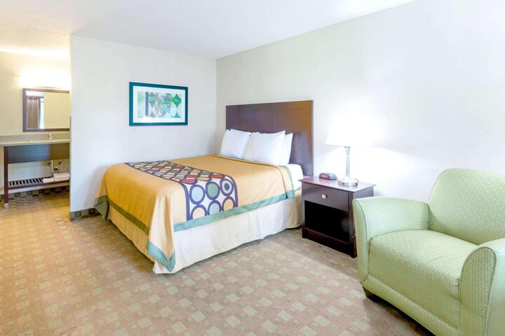 1 Queen Bed Deluxe Room (7 of 12)