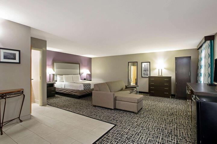 1 King Bed Deluxe Room (4 of 14)