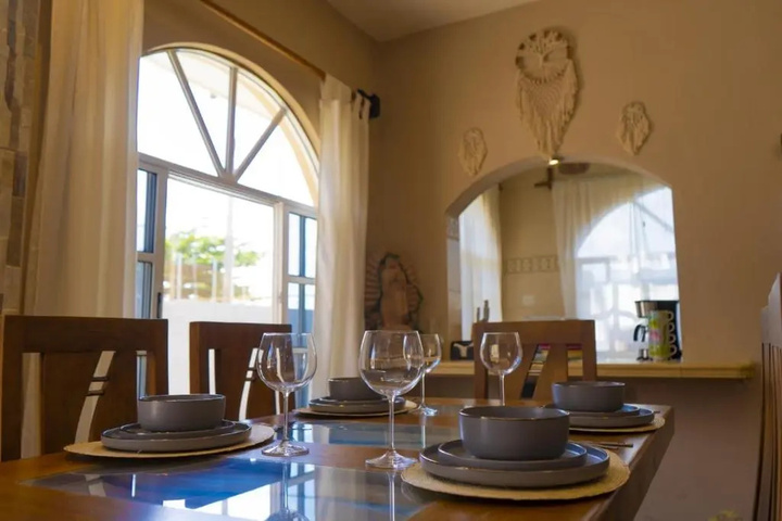 Dining 4 of 6
