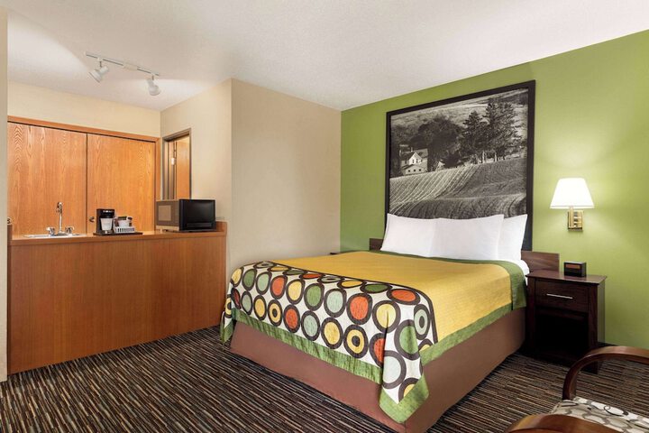 1 Queen Bed (20 of 24)