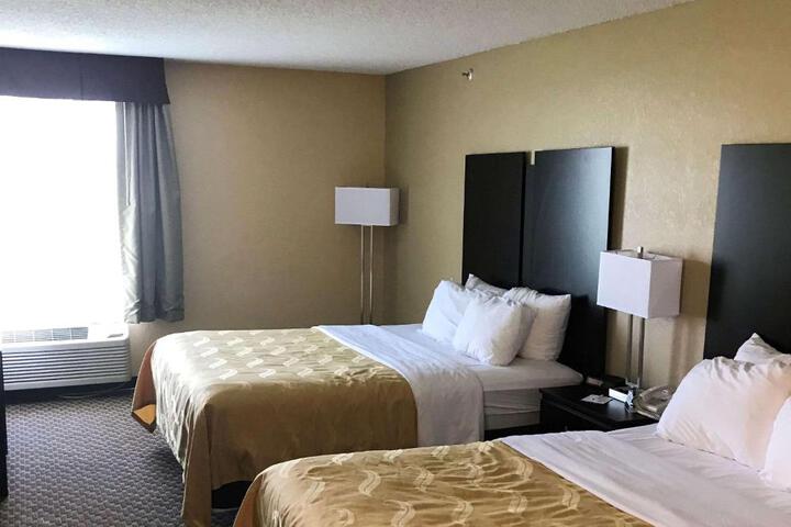 1 Queen Bed (5 of 7)