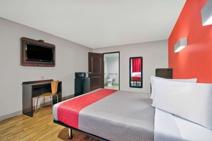 1 King Bed (1 of 12)