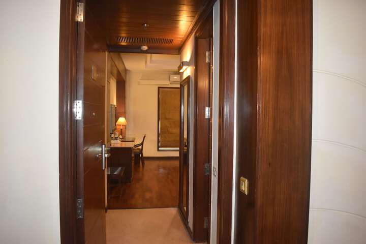 Room 9 of 33